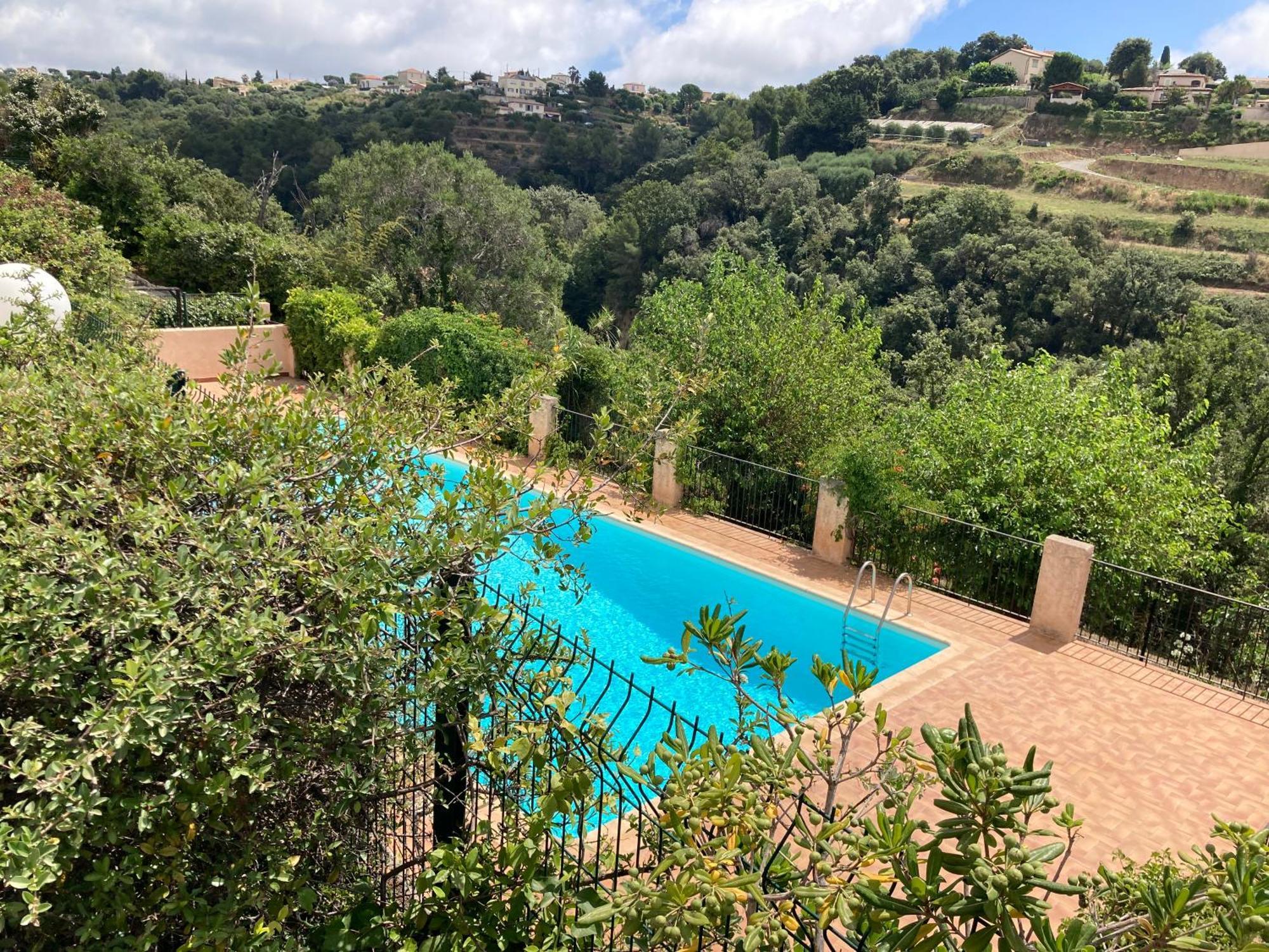 T2 Traversant Avec Une Grande Terrasse Et Piscine Cagnes-sur-Mer Exterior photo